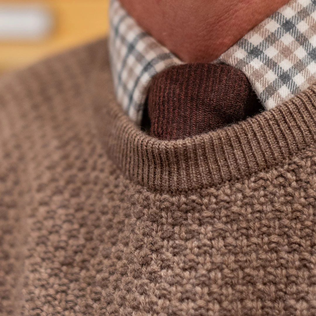Plain Cashmere Seed Stitch Crew Neck Jumper in Mocha - Image 4