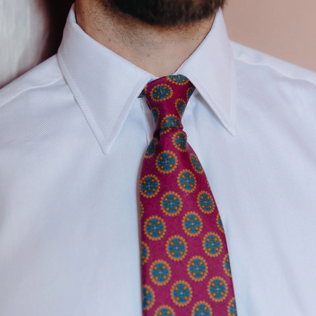 Solis Motif Hopsack Silk Tie in Bordeaux - Image 3